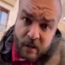 Avcılar'da ters y&ouml;nden gelen s&uuml;r&uuml;c&uuml;, yanında eşi ve bebeği olan adama saldırdı