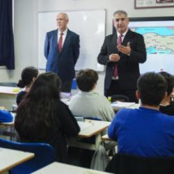 Baba, oğul, kız ve gelini aynı okulda &ouml;ğretmenlik yapıyor