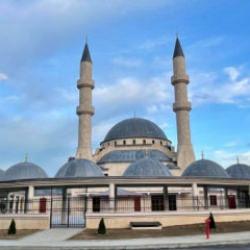 Balkanların en b&uuml;y&uuml;k camilerinden biri olan Kırcaali Camii a&ccedil;ıldı