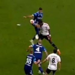 Beşiktaş penaltı bekledi! VAR'da 4 dakika pozisyonu izleyen hakem kararından dönmedi