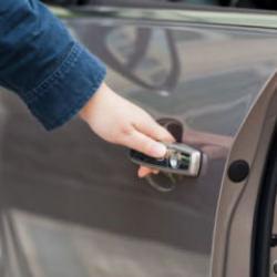 BMW'nin lüks özelliği pahalıya patladı! Kapıya sıkışan parmağı için rekor tazminat