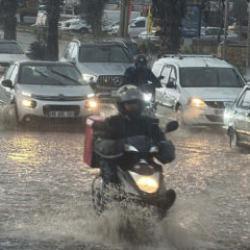 &Uuml;nl&uuml; tatil beldesinde sağanak kabusu! Tıkanan mazgallar taştı, trafik kilitlendi
