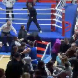 Boks maçı ring dışına taştı! Polisler kavgayı güçlükle ayırdı