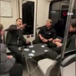 Bursa metrosunda ilgin&ccedil; olay: Masa kurup kağıt oynadılar