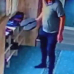 Camide ayakkabıları tek tek inceleyen hırsız gözüne kestirdiğini çalıp uzaklaştı