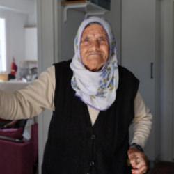  Depremde 41 ev ağır hasar almıştı, yıkılıp yapıldı: 90 yaşındaki Fatma nine yeni evinde