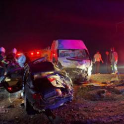 Diyarbakır&rsquo;da 5 aracın karıştığı zincirleme kaza: 4 &ouml;l&uuml;, 13 yaralı