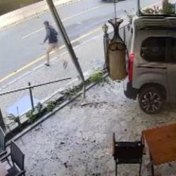 D&uuml;kkana dalan s&uuml;r&uuml;c&uuml; kaza sonrasında olay yerinde ka&ccedil;tı!