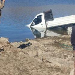 El freni &ccedil;ekilmeyen kamyonet baraj g&ouml;l&uuml;ne d&uuml;şt&uuml;: 1 &ouml;l&uuml;