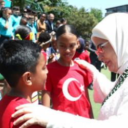 Emine Erdoğan, G&uuml;ney Afrika'da Uluslararası Maarif Okulu'nu ziyaret etti