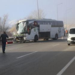 Erzurum'da yolcu otob&uuml;s&uuml; ile tır &ccedil;arpıştı: Kazada 11 kişi yaralandı
