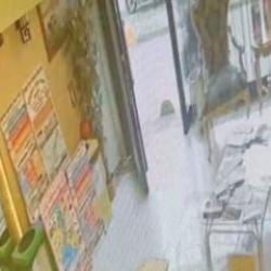 Fatih'te zehirlenme faciası: İla&ccedil;lama yapan &ccedil;alışanın otele girdiği anlar!