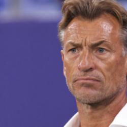 Fransız teknik direktör, ezan okunduğu sırada basın toplantısına ara verdi