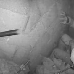 Kablo &ccedil;ekmek i&ccedil;in &ccedil;ıktığı binada havalandırma boşluğuna d&uuml;şt&uuml;