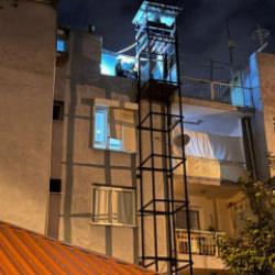 Kardeşi için yaptırdığı engelli asansöründen düşerek öldü