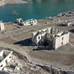 Kars'ta baraj sularının çekilmesiyle köy gün yüzüne çıktı