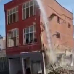 Kırıcı yere vurdu, 2 katlı bina titreşimle &ccedil;&ouml;kt&uuml;!