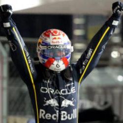 Las Vegas'ta damalı bayrağı ilk Verstappen gördü