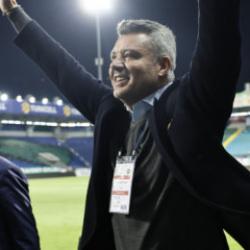 Maç biter bitmez polislerin yanına gitti: Geceye damga vuran anlar