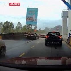 Malezya'da feci kaza: Tonlarca ağırlıktaki metal kirişlerin altında kaldı