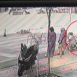 Otomobilin arkadan vurduğu taksi, anne ve bebeğine çarptı