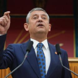 &Ouml;zg&uuml;r &Ouml;zel adaylığını a&ccedil;ıklayarak teslim bayrağı &ccedil;ekti!..