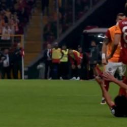 Rams Park'ta çifte kırmızı kart! İki takım da 10 kişi kaldı