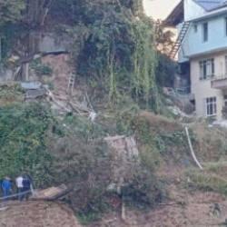 Rize'de ahşap yapı &ccedil;&ouml;kt&uuml;: 2 &ouml;l&uuml;, 1 yaralı