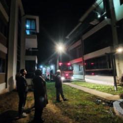 Sakarya'da 4 yaşındaki &ccedil;ocuk evde kilitli kaldı, itfaiye balkondan girdi