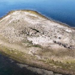 Sapanca G&ouml;l&uuml;'nde sular &ccedil;ekilince tarihi kesme taşlar ve mermerler g&ouml;r&uuml;ld&uuml;