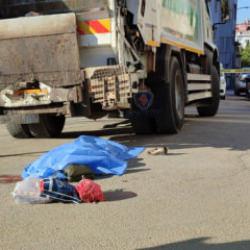 Sinop Belediyesi &ccedil;&ouml;p kamyonu &ouml;n&uuml;nden ge&ccedil;en yaşlı kadını ezdi