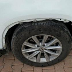 Sokak k&ouml;pekleri park halindeki aracı par&ccedil;aladı: O anlar kamerada