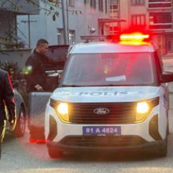 Ş&uuml;pheli &ccedil;anta şehri alarma ge&ccedil;irdi! İ&ccedil;inden &ccedil;ıkanlar şaşırttı