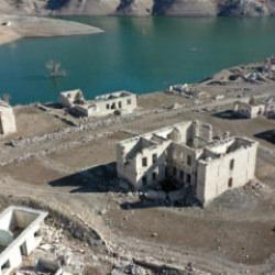 Tarihi yerleşim baraj sularının &ccedil;ekilmesiyle g&uuml;n y&uuml;z&uuml;ne &ccedil;ıktı