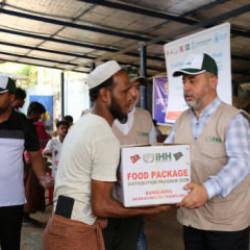 T&uuml;rkiye&rsquo;den Arakanlı m&uuml;ltecilere yardım: 350 aileye kumanya dağıtıldı