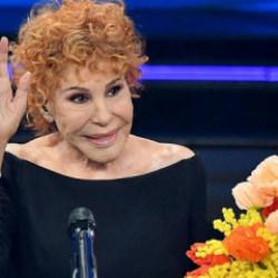 Ünlü şarkıcı hayatını kaybetti