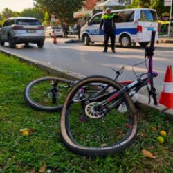 Bisikletli &ccedil;ocuğa &ccedil;arparak &ouml;l&uuml;m&uuml;ne sebep olan s&uuml;r&uuml;c&uuml; polise teslim oldu