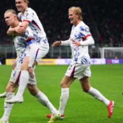 Yıldız futbolcu 27 yıl sonra ülkesini Dünya Kupası'na götürdü