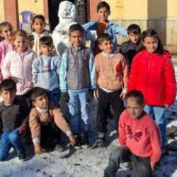 Yılın ilk kardan adamını ilkokul &ouml;ğrencileri yaptı