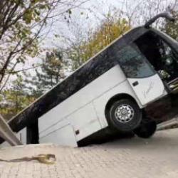 Yokuşta park edilen tur otob&uuml;s&uuml;, hareket edince şarampole d&uuml;şt&uuml;