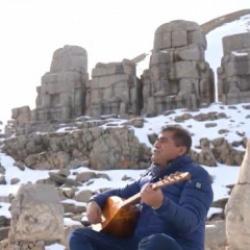 T&uuml;rk&uuml;c&uuml; Aydın Aydın, yapay zekaya karşı sazını par&ccedil;aladı! "Emeğimizi bir tıkla &ccedil;aldın" 