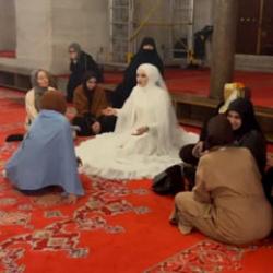 Moldovalı Elena nikah günü gelinliğiyle camiye gitti, turiste İslam'ı anlattı