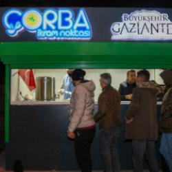 15 bin kişi g&uuml;ne Gaziantep B&uuml;y&uuml;kşehir'in ikram &ccedil;orbasıyla merhaba diyor 