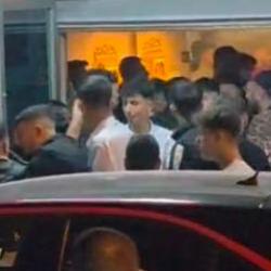 D&uuml;ğ&uuml;n salonu ringe d&ouml;nd&uuml;! Tekme tokatlı kavga kamerada