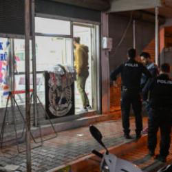 Adana'da berber d&uuml;kkanı kan g&ouml;l&uuml;ne d&ouml;nd&uuml;! 7 kişi vuruldu