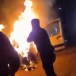 Alev alan ara&ccedil;taki 5 kişiyi kurtardı! Bakandan tebrik mesajı