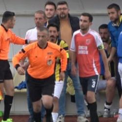 Amatör maçta futbolcunun dili boğazına kaçtı: Hakem can kurtardı