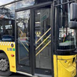 Bağcılar'da İETT otobüsü ağaca çarptı