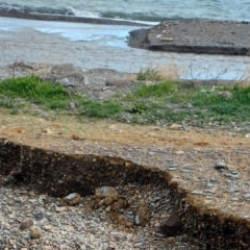 &Ccedil;anakkale'de sağanak yağış: Sahil yolu kapandı!