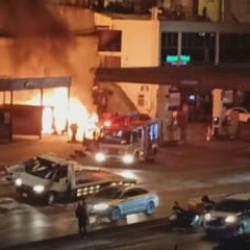 Elektrikli ara&ccedil; alevlere teslim oldu! Akaryakıt istasyonunda korku dolu anlar!